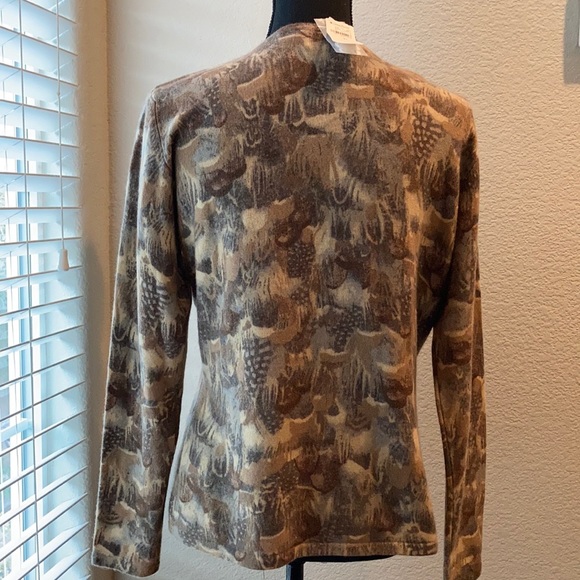 Neiman Marcus Cashmere V Neck Sweater - Picture 3 of 15